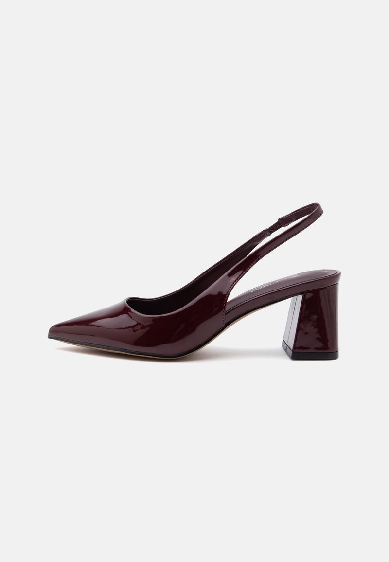 Escarpin slingback bordeaux foncé brillant avec bout pointu et talon bloc, vu de côté sur fond blanc.