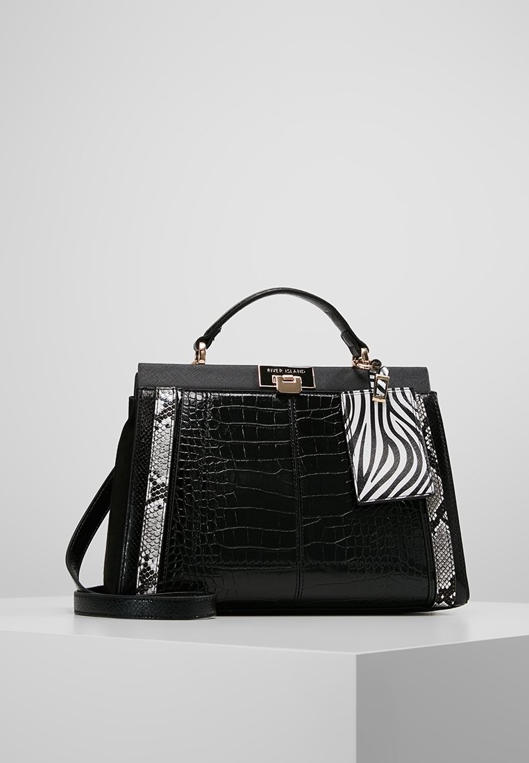 Sac à main structuré noir avec texture croco, garniture en peau de serpent, poignée supérieure, bandoulière traversante et petite pochette zèbre attachée.