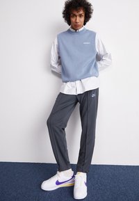 Nike Sportswear CLUB PANT - Teplákové kalhoty - anthracite