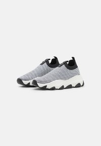 Schwarz-weiße gestrickte Slip-On-Sneaker mit einer strukturierten Oberseite, Gummisohle und kontrastierender weißer Zwischensohle. Verfügt über eine Zuglasche an der Ferse.
