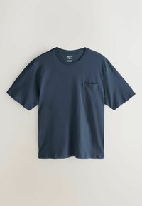 Marineblå kortærmet t-shirt lavet af blødt stof med rund halsudskæring og en brystlomme på venstre side.