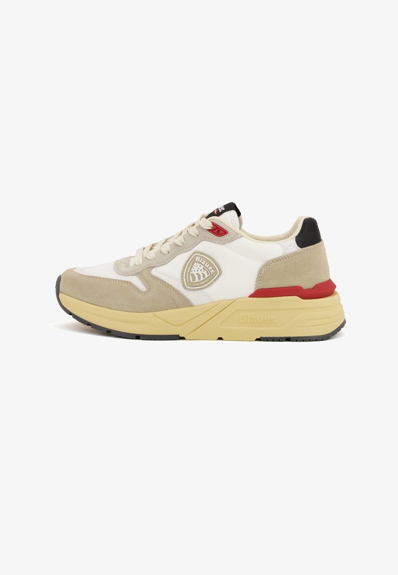 Sneaker con tomaia in pelle bianca, accenti in camoscio beige, suola in gomma testurizzata, dettaglio rosso e patch con logo sul lato.