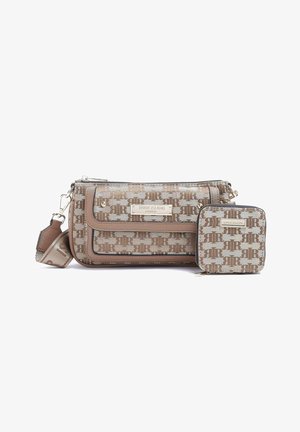 Dos bolsos marrones con monograma de River Island, uno rectangular tipo bandolera con correa y otro pequeño bolso cuadrado con cremallera.