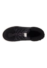 Stivale nero in suede alla caviglia con suola in gomma bianca, fodera in tessuto e lacci rotondi. Caratterizzato da un morbido bordo in pelliccia al colletto per un maggiore calore.