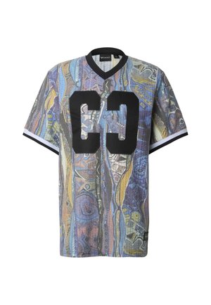 Monivärinen lyhythihainen t-paita, jossa on elävä abstrakti kuvio, musta pääntie ja edessä suuret mustat numerot "CC".