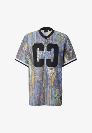 T-shirt multicolore à manches courtes avec un motif abstrait vibrant, col noir, et grands chiffres noirs "CC" sur le devant.