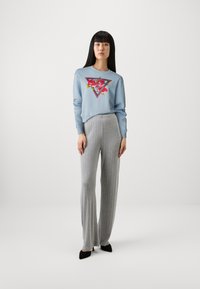 Guess TRIANGLE  - Sweatshirt - medina