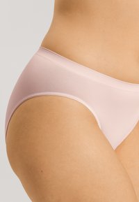 Slip rosa senza cuciture realizzato in morbido e elastico tessuto. Design a vita alta con bordi lisci e cuciture minime, adatto per il massimo comfort.