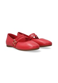 Rote Lederballerinas mit runder Zehenpartie und flacher Sohle, ausgestattet mit zwei gekreuzten Riemen über dem Obermaterial und einem kleinen goldenen Schnallendetail.