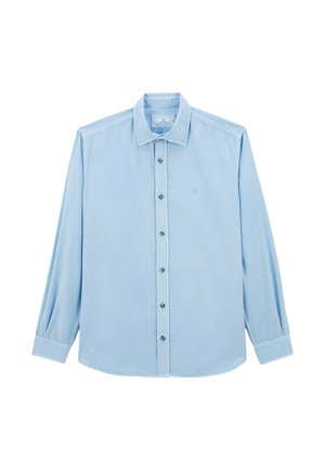 Chemise à manches longues bleu clair en tissu doux, avec un col pointu et une fermeture à boutons, ornée de boutons foncés. Logo discret sur la poitrine.