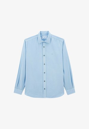 Chemise à manches longues bleu clair en tissu doux, avec un col pointu et une fermeture à boutons, ornée de boutons foncés. Logo discret sur la poitrine.