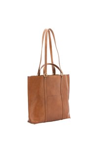 Sac fourre-tout en cuir marron avec deux poignées, une poche frontale, texture lisse et détails cousus. Design rectangulaire simple.