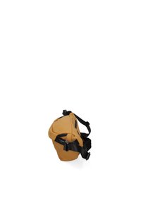 Borsa di stoffa gialla con una tracolla nera regolabile, dotata di un compartimento con zip e di un design arrotondato. Texture liscia, stile minimalista.
