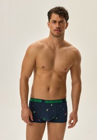 Męskie granatowe bokserki z zielonym paskiem z logo "HENDERSON", ozdobione świątecznym wzorem drzew i laskek cukrowych.