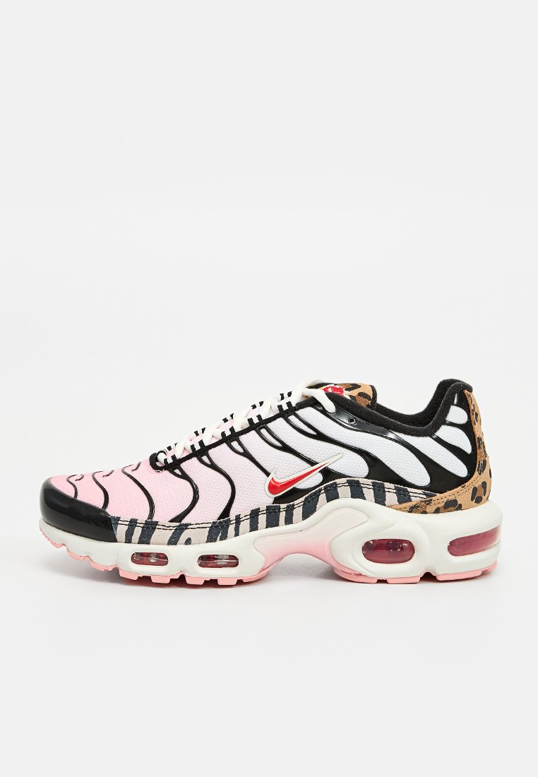 Sneaker Nike avec un mélange de design rose, noir et imprimé animal. Matériaux en maille et synthétiques avec un amorti air visible dans la semelle.