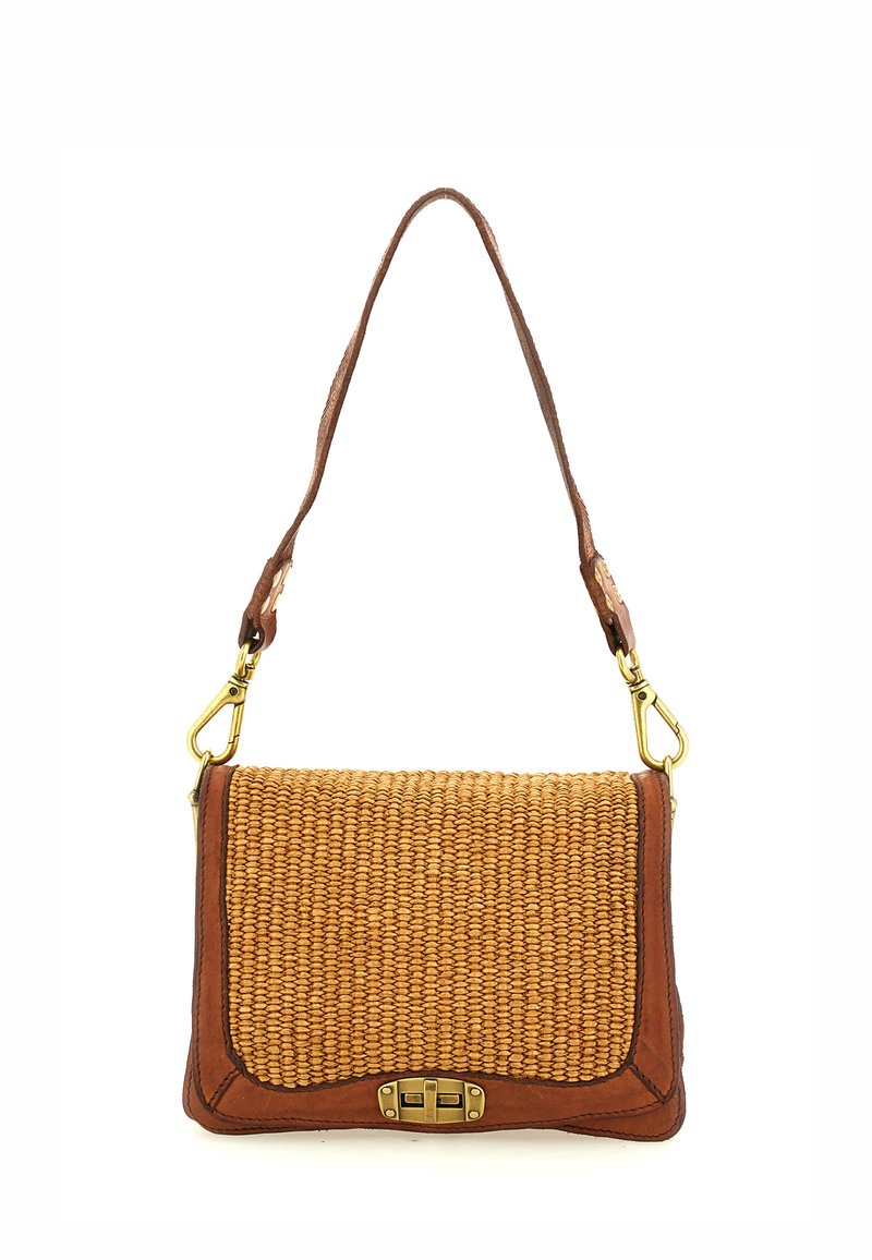 Borsa a tracolla in paglia intrecciata con dettagli in pelle marrone, forma rettangolare, tracolla regolabile e chiusura dorata sul davanti.