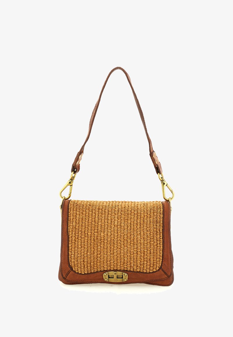 Borsa a tracolla in paglia intrecciata con dettagli in pelle marrone, forma rettangolare, tracolla regolabile e chiusura dorata sul davanti.