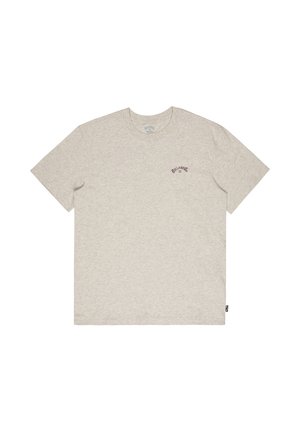 Lichtgrijs T-shirt met korte mouwen, met een klein bordeauxrood "Billabong"-logo op de linkerborst en een klein zwart label in het linker zijnaad.