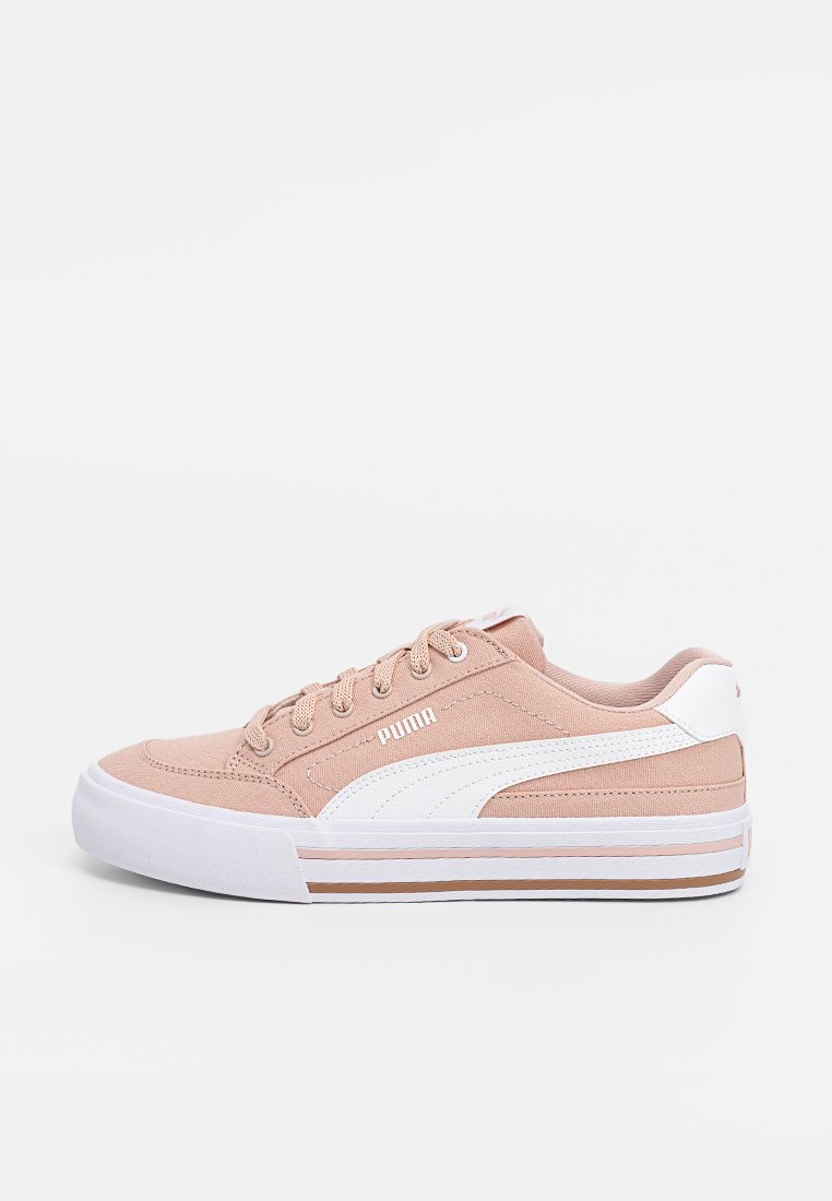 Roze canvas sneakers met witte accenten, platte rubberen zool, rond neusstuk en vetersluiting. Bevat logo aan de zijkant en horizontale strepen.