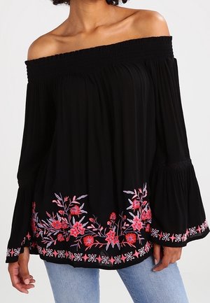 Zwarte off-the-shoulder blouse met smock-neklijn, uitlopende lange mouwen en kleurrijke bloemenborduursels aan de zoom. Zacht, lichtgewicht stof.