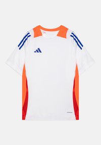 Fehér sportpóló narancssárga és piros oldalsávokkal, kék csíkokkal a vállakon, és "AEROREADY" felirattal az alján. Légáteresztő anyagból készült.