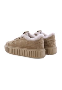 Beige Wildleder-Sneaker mit einem weichen Innenfutter, dicker, gerippter Gummisohle und runden Schnürsenkeln. Dezentes Branding an der Ferse.