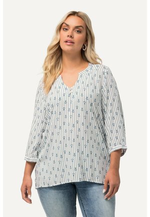Lichtgewicht, witte blouse met blauwe verticale strepen en ankerpatronen. V-hals en driekwart mouwen. Zachte stoftextuur.