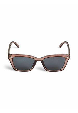 Lunettes de soleil rectangulaires à verres foncés et montures brunes translucides, reposant sur une surface blanche.