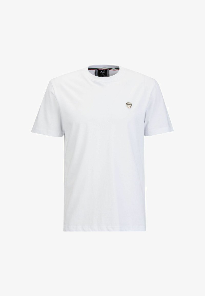 Witte katoenen t-shirt met een ronde hals, korte mouwen en een klein geborduurd embleem op de borst. Zachte textuur, casual ontwerp.