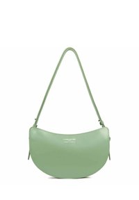 Borsa a tracolla in pelle verde a forma di mezzaluna, con una sottile tracolla e cuciture sottili. Presenta il logo del marchio impresso sul fronte.