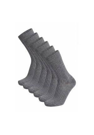 Sechs Paare schlichte, gerippte graue Crew-Socken, überlappend auf weißem Hintergrund angeordnet.