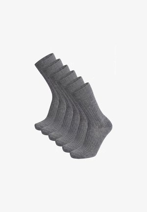 Sechs Paare schlichte, gerippte graue Crew-Socken, überlappend auf weißem Hintergrund angeordnet.