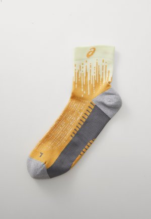 PERFORMANCE RUN QUARTER SOCK UNISEX - Sportssokker - oyster  white/sandstorm