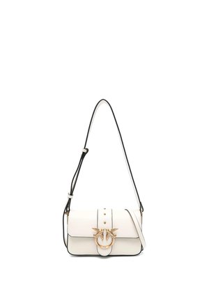 Bolso de hombro de cuero blanco con correa ajustable, broche dorado en forma de pájaro y tachuelas doradas decorativas en la solapa frontal.