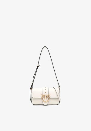Bolso de hombro de cuero blanco con correa ajustable, broche dorado en forma de pájaro y tachuelas doradas decorativas en la solapa frontal.