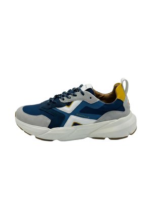 Niebiesko-szary sneaker z białymi i żółtymi akcentami, grubą białą podeszwą, ciemnoniebieskimi sznurowadłami i pętelką na pięcie.