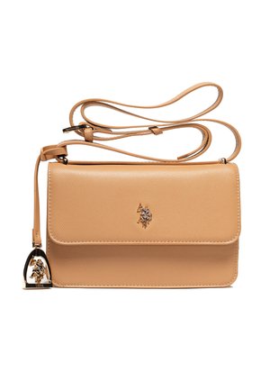 Borsa a tracolla in pelle marrone chiaro con tracolla lunga, logo dorato del cavaliere sul davanti e ciondolo dorato abbinato appeso sul lato.