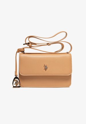 Borsa a tracolla in pelle marrone chiaro con tracolla lunga, logo dorato del cavaliere sul davanti e ciondolo dorato abbinato appeso sul lato.