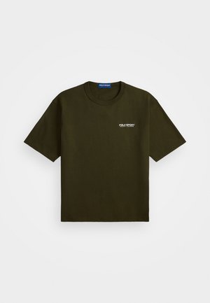 T-shirt de manga curta em verde-oliva escuro com decote redondo e pequeno logótipo branco "Polo Sport Ralph Lauren" no lado esquerdo do peito.