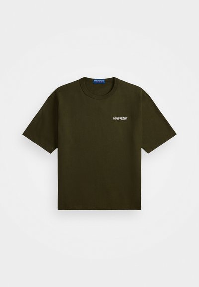 Sötét olajzöld, rövid ujjú póló kerek nyakkal és egy kis fehér "Polo Sport Ralph Lauren" logóval a bal mellen.