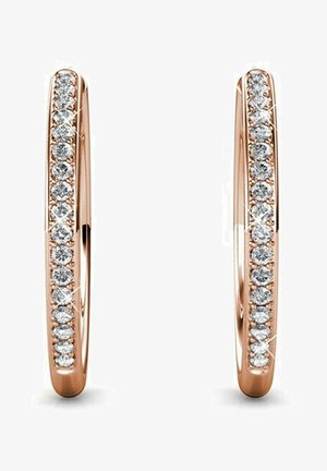 Orecchini a cerchio in oro rosa con una fila di gemme rotonde e trasparenti lungo il bordo esterno, finitura lucida con curve morbide.