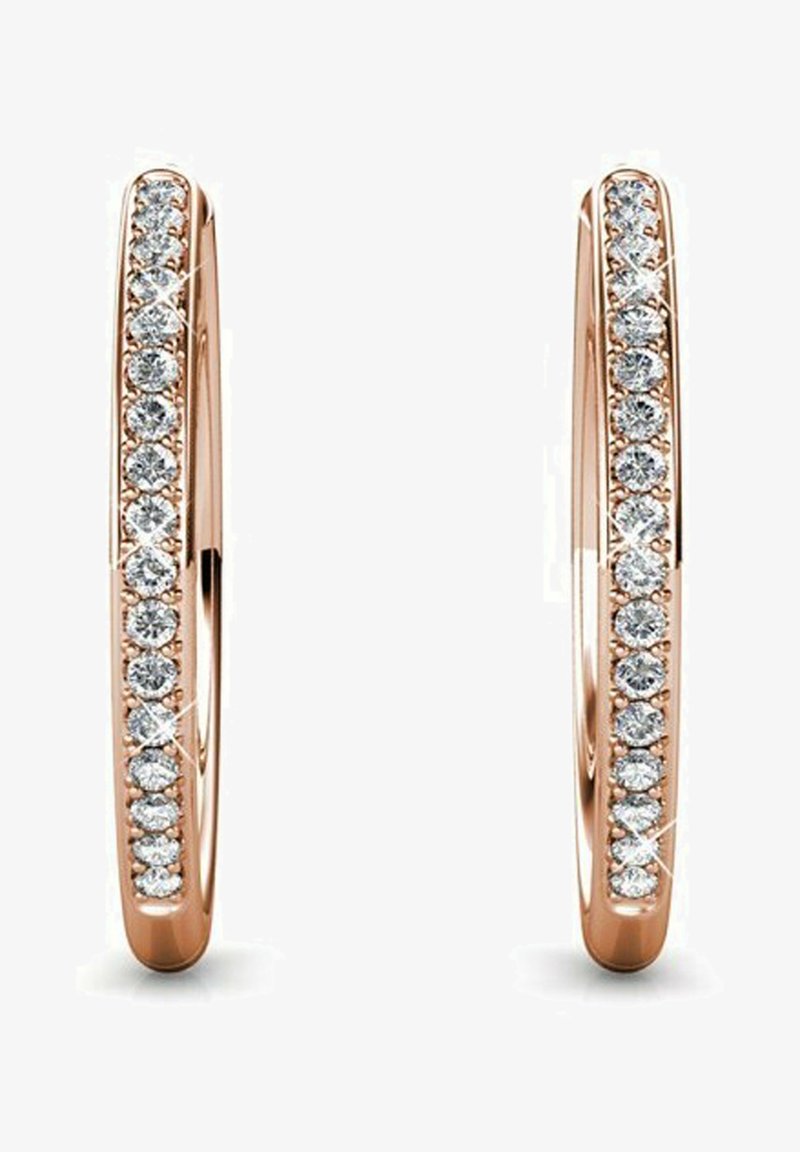 Ohrringe aus Roségold in Form von Creolen, die eine Reihe runder, klarer Edelsteine entlang des äußeren Randes aufweisen. Polierte Oberfläche mit sanften Kurven.