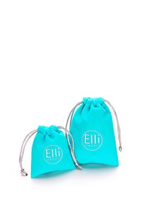 Du odinės turkio spalvos raišteliais užsegamos maišeliai, pagaminti iš minkštos medžiagos, su sidabriniu virvės užsegimu ir apvaliu logotipu su užrašu „Elli“ ir „WE ♥ JEWELS.“