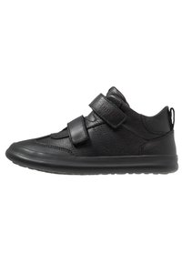Sneaker in pelle nera con finitura liscia, due cinturini regolabili in Velcro, punta arrotondata e suola in gomma testurizzata.