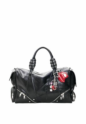 Bolso de mano de cuero negro con cremalleras plateadas, asas de ojal y llavero de labios rojos con pequeños colgantes decorativos colgando de una de las asas.
