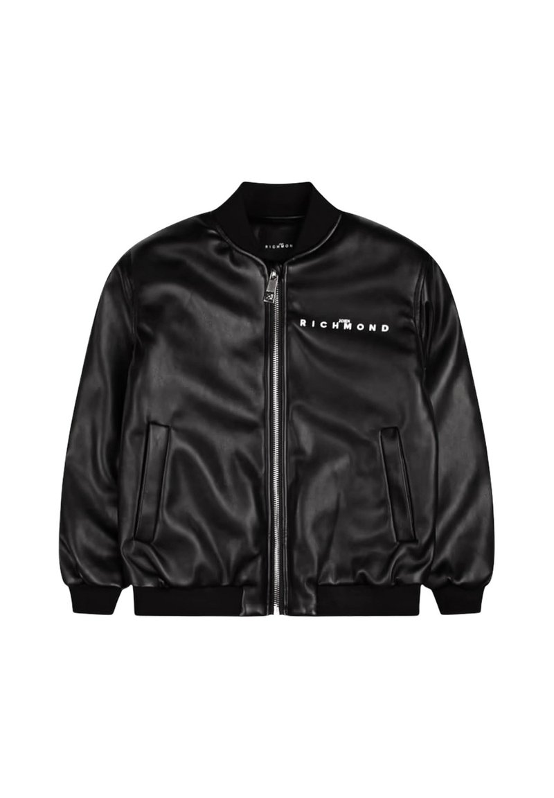 Giubbotto bomber in pelle nera con zip frontale, colletto e polsini a coste, dotato di due tasche laterali e un logo bianco sul lato sinistro del petto.