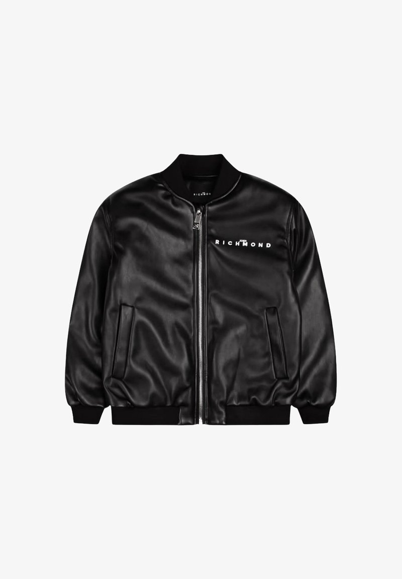Giubbotto bomber in pelle nera con zip frontale, colletto e polsini a coste, dotato di due tasche laterali e un logo bianco sul lato sinistro del petto.
