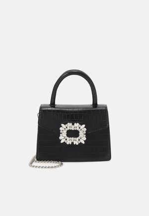 Borsa nera con texture, manico curvo, tracolla a catena d'argento e grande fibbia rettangolare con strass sulla patta frontale.