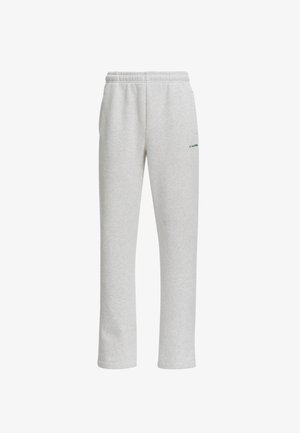 Grå bomullssweatpants med elastisk midje, rett ben design og liten grønn tekstlogo på venstre side. Glatt tekstur.