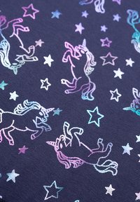 Marineblauer Stoff mit schimmernden Einhörnern und Sternen in rosa, blau und grünen Farbtönen, die ein verspieltes Muster über die Oberfläche bilden.